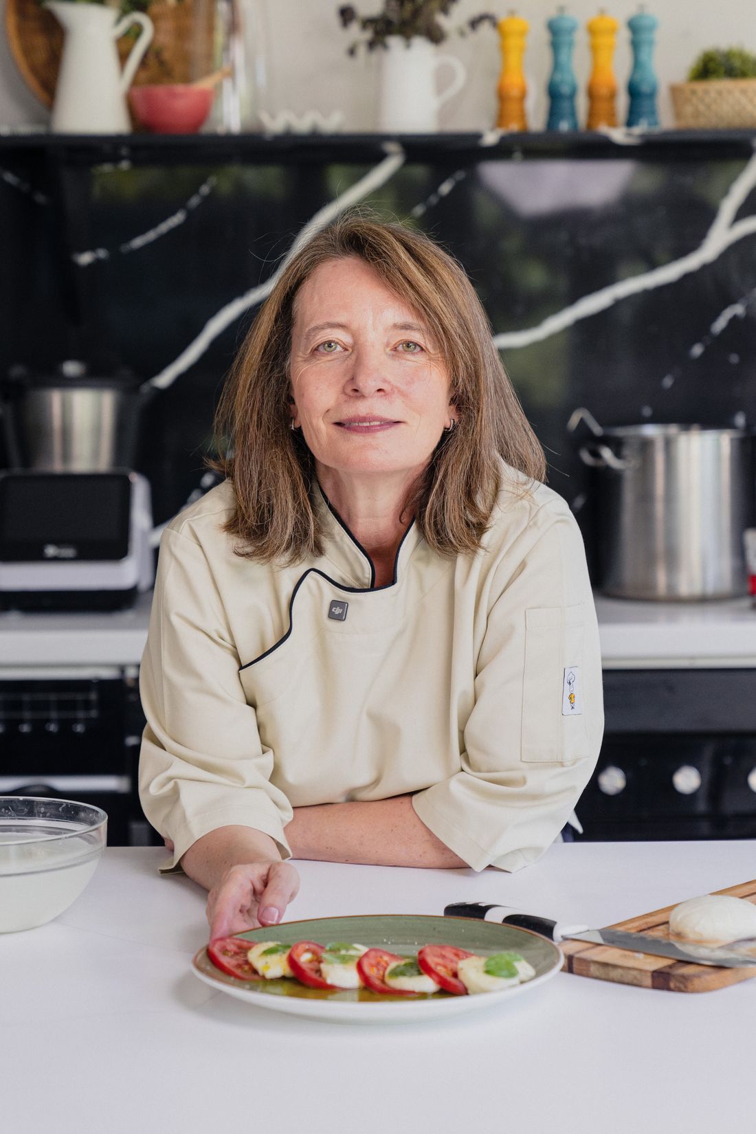 Bernardita Correa presentando el plato de caprese hecho con su mozzarella.